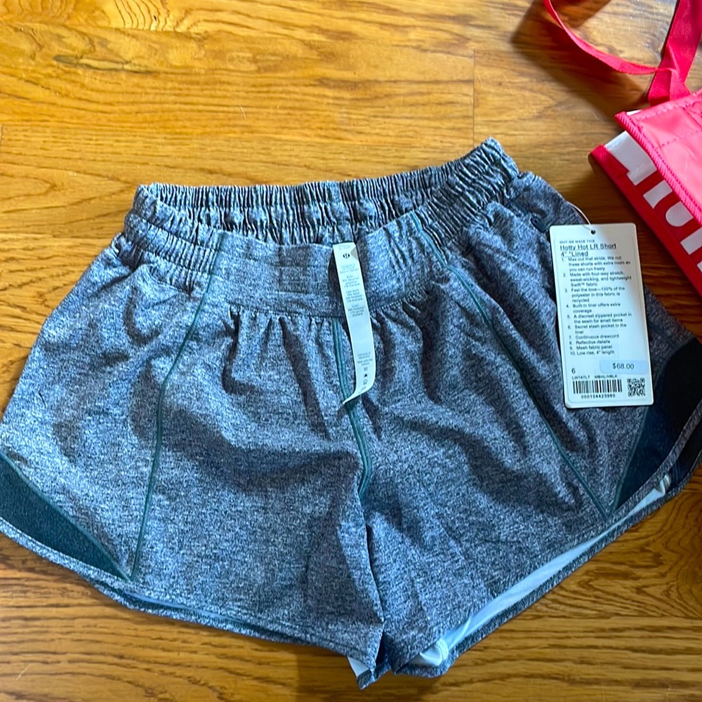 Lululemon Hotty Hot LR Short 4” Lined